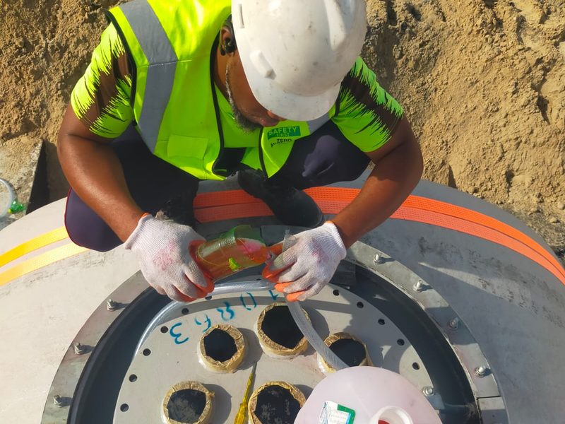 فنّي ATG أثناء تركيب نظام استعادة الأبخرة في محطة وقود